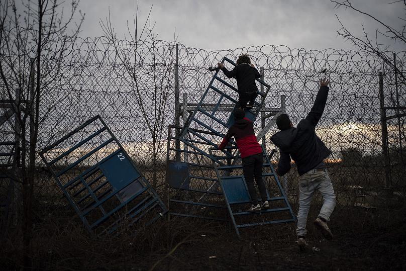 تلاش پناهجویان برای عبور از مرز