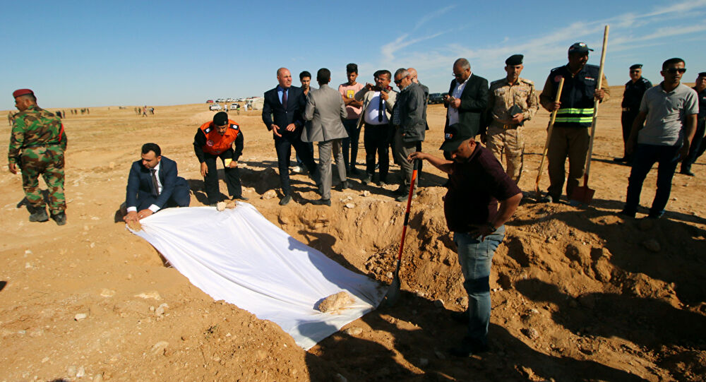 العثور على مقبرة جماعية في محافظة الأنبار ، تضم رفات عناصر من القوات الأمنية أعدمهم "داعش"