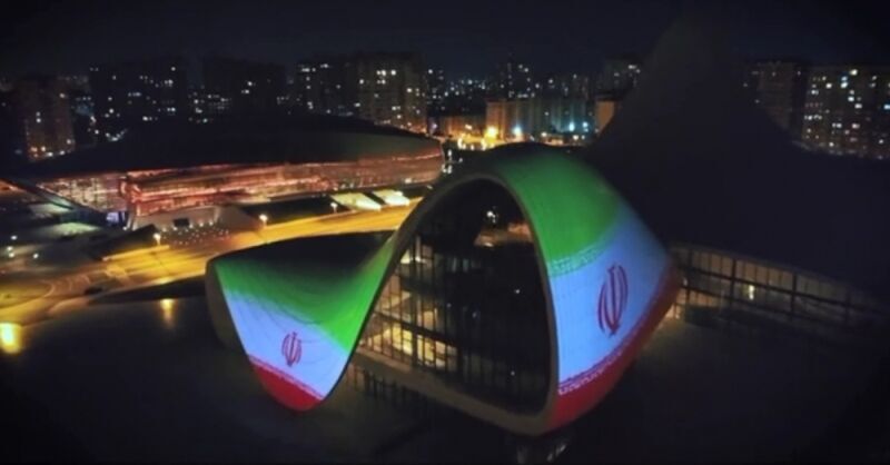 عرض علم الجمهورية الإسلامية الإيرانية على شكل لوحة ضوئية على مبنى مركز حيدر علييف الثقافي في العاصمة الاذربيجانية باكو تعبيرا عن التعاطف مع إيران