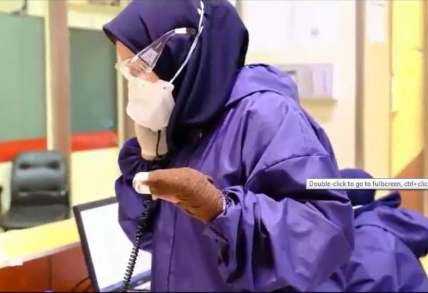 Une infirmière rend service aux malades avec un doigt cassé  