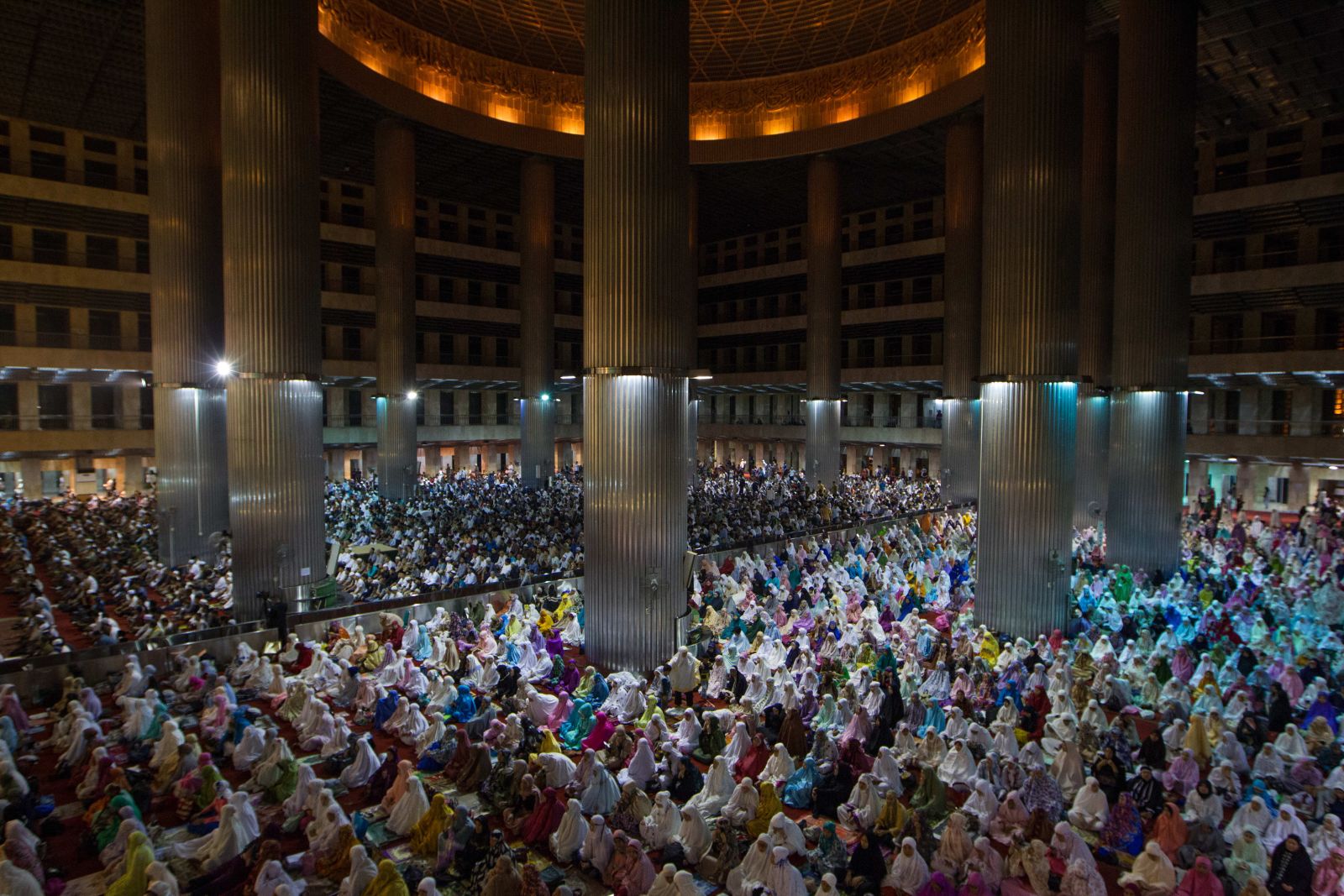 در پایتخت اندونزی پس از رویت هلال ماه مسلمانان در مساجد به نماز می‌ایستند.