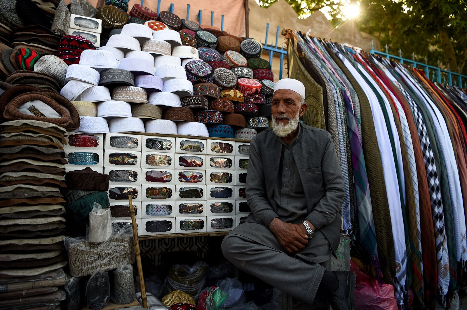 فروش کلاه سنتی نماز در کابل همزمان با فرا رسیدن ماه رمضان