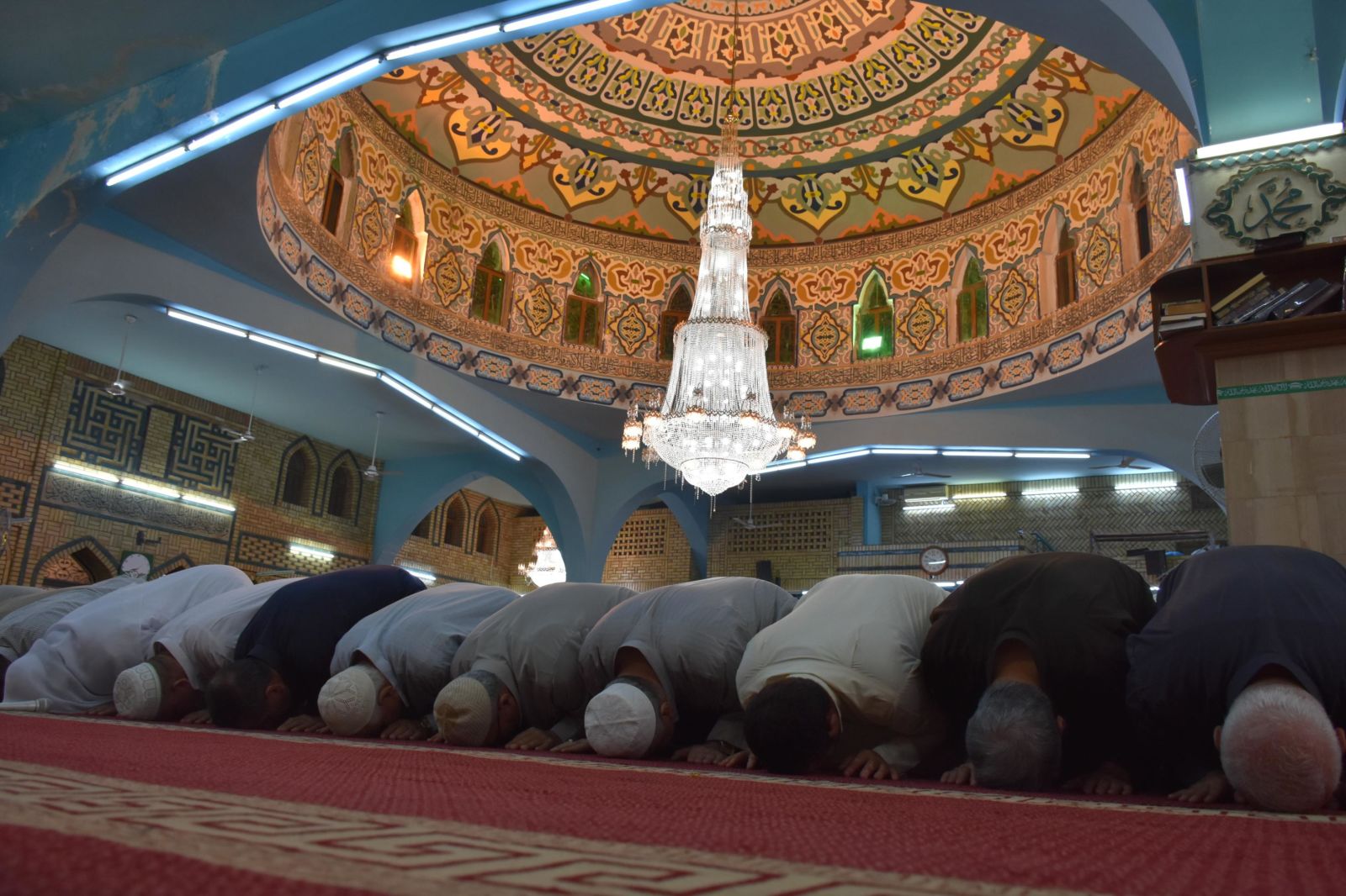 نماز جماعت در مسجد جامع النور در کرکوک عراق همزمان با آغاز ماه رمضان