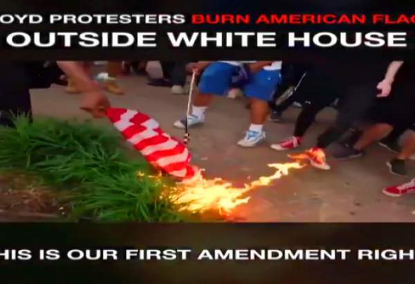 آتش زدن پرچم آمریکا در مقابل کاخ سفید