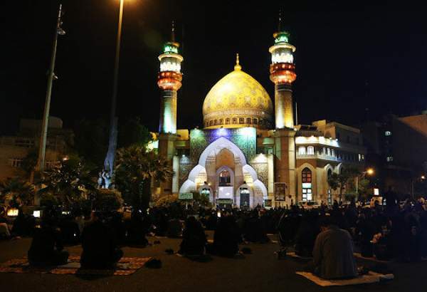 大統領は毎日の祈りを再開するためにイランのモスクを言った