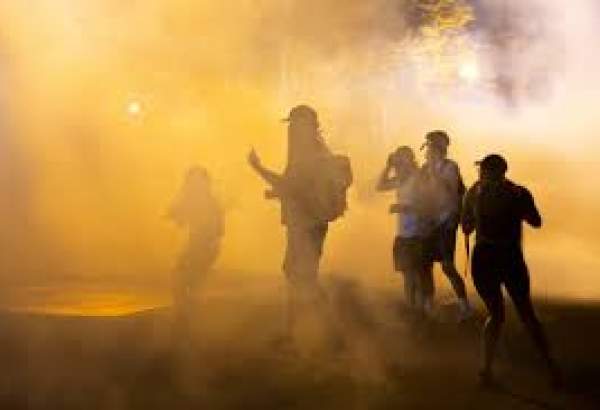 Une fille asphyxiée par le gaz lacrymogène de la police américaine