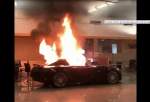 Des voitures de luxe en feu à Okland en Californie