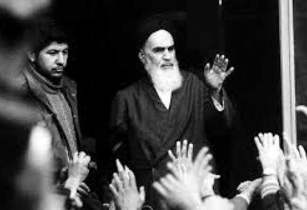 Une grande révolution fondée par Rouhollah Mousavi Khomeiny