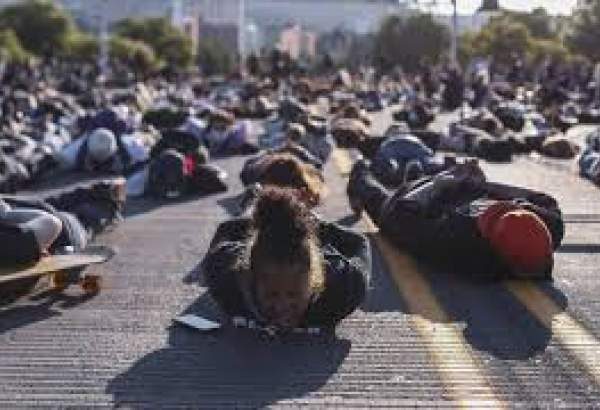 Des manifestants allongés sur le ventre à Portland