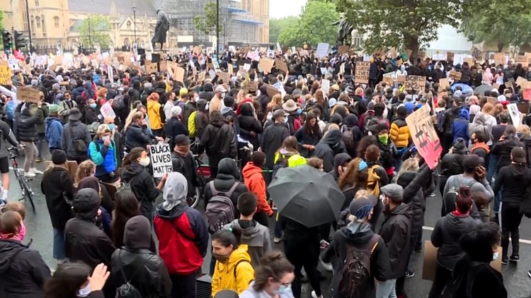 موقع احتجاجاً لحركة "حياة السود مهمة" تشهد حوادث طعن عديدة في مدينة ريدنج (البريطانية)