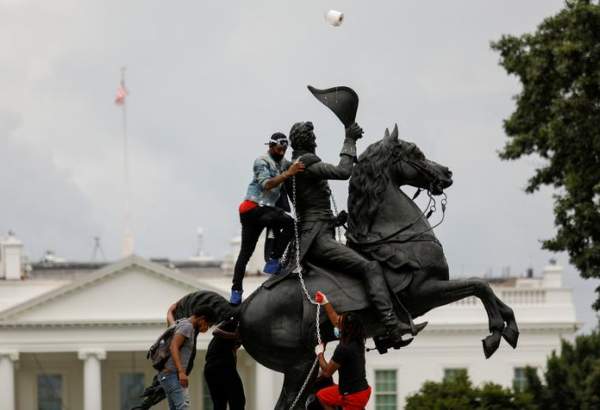 Trump signs executive order for topple of statues