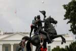 Trump signs executive order for topple of statues