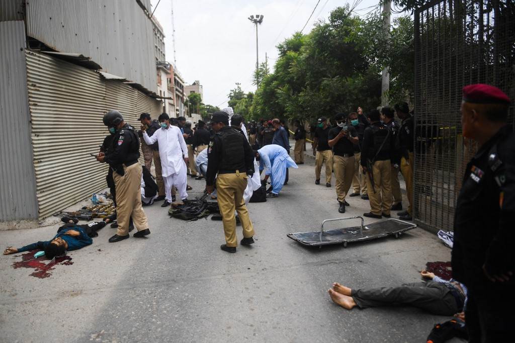 مسلحون هاجموا واقتحموا اليوم الاثنين مبنى بورصة باكستان في كراتشي