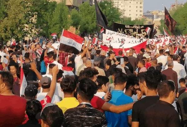 Les Irakiens manifestent devant l