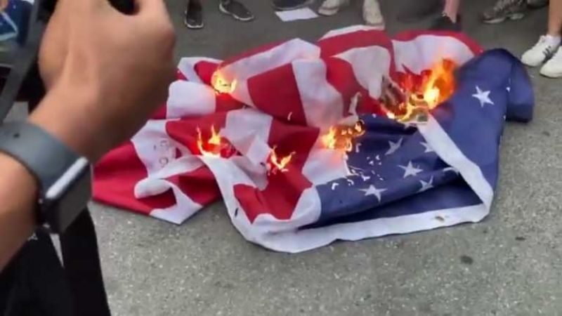 حرق العلم الأمريكي قرب البيت الأبيض بعد خطاب لترامب في عيد استقلالها