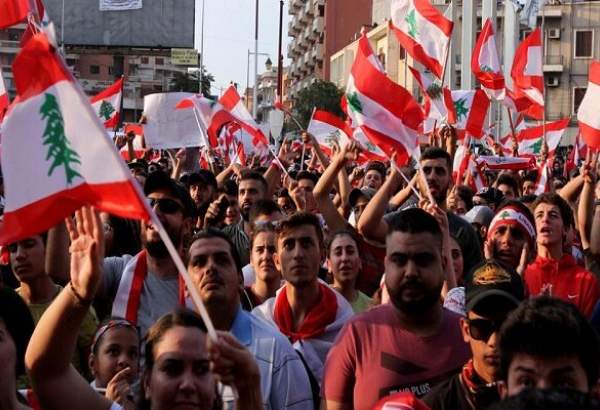 تظاهرات لبنانی ها در مقابل سفارت آمریکا در اعتراض به دخالت‌های سفیر واشنگتن
