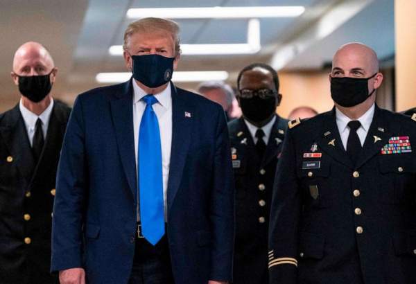 امریکی صدر ٹرمپ نے آخرکار کورونا سے بچنے کے لئے ماسک لگانا شروع کر دیا،