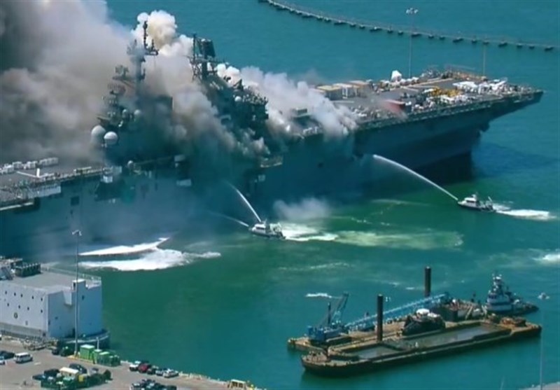 نشوب حريق كبير و اصابة 18 بحارا في سفينة تابعة للبحرية الأمريكية في سان دييغو