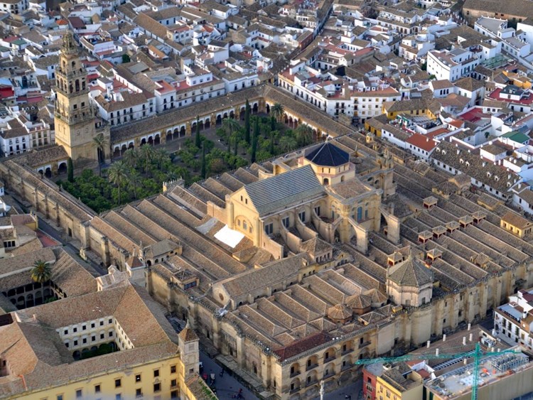 جامع قرطبة، المعروف باسم ميزكيتا، في منطقة الأندلس جنوب إسبانيا