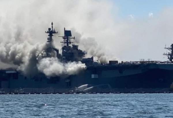 امریکہ کے جنگی بحری بیڑے میں دھماکے اور آتشزدگی،21 زخمی
