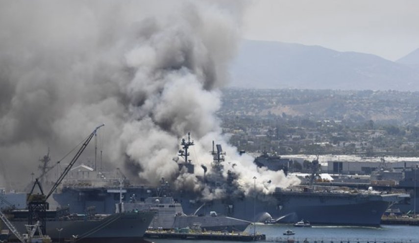 النيران تلتهم سفينة حربية أمريكية لليوم الثاني على التوالي