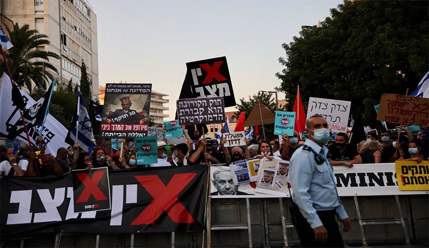 استمرار التظاهرات في القدس المحتلة ضد نتنياهو في قضايا فساد، مطالبين باستقالته