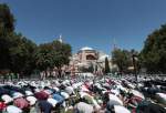 Des Turcs hâtent pour participer à la première prière de vendredi à la mosquée d