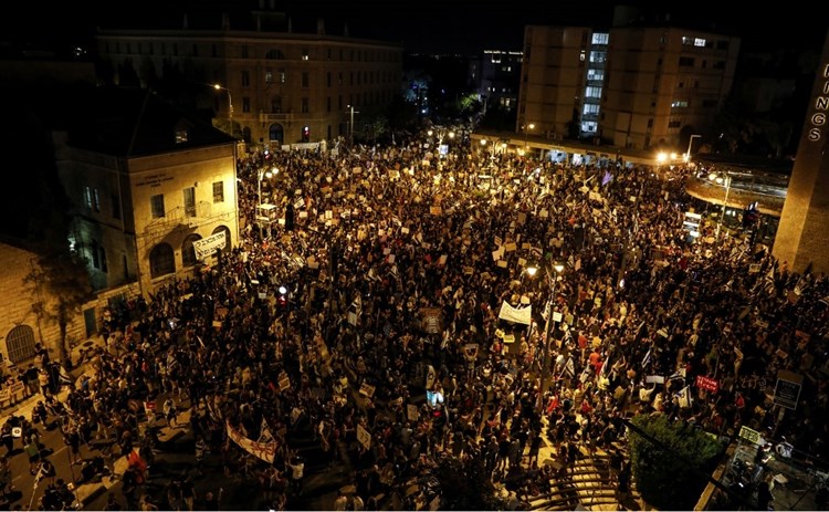 آلاف المتظاهرين ينددون برئيس الحكومة بنيامين نتنياهو