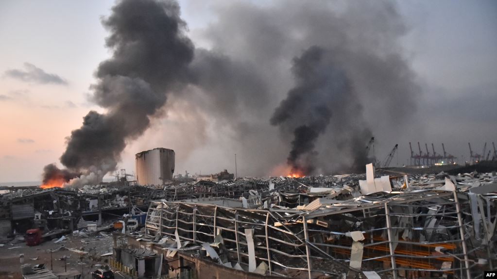 انفجار هائل يهز مرفأ بيروت جراء احتراق خزانات ووقوع ضحايا واضرار جسيمة (2)  