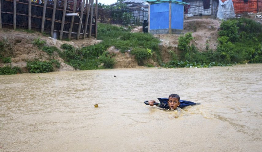 وفاة المئات في شرق اسيا و بنغلاديش تغرق تحت مياه الفيضانات