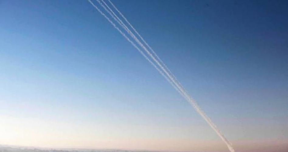 المقاومة الفلسطينية في غزة تطلق رشقة صواريخ تجريبية تجاه البحر  