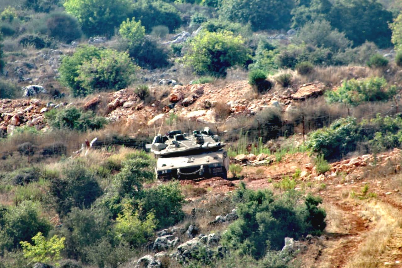 دبابات "إسرائيلية" تظهر لنصف ساعة ثم تعود لتحصيناتها...بعد اختبائها لـ18 يوما