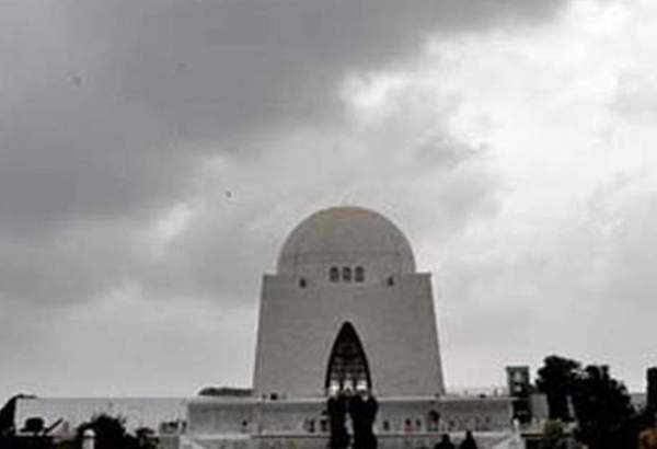 کراچی میں ایک بار پھر بادل برسنے کو تیار ہیں۔