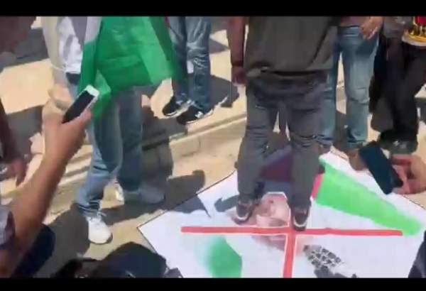 لگدمال کردن پرچم امارات به وسیله نمازگزاران فلسطینی +فیلم