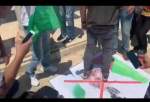 لگدمال کردن پرچم امارات به وسیله نمازگزاران فلسطینی +فیلم  