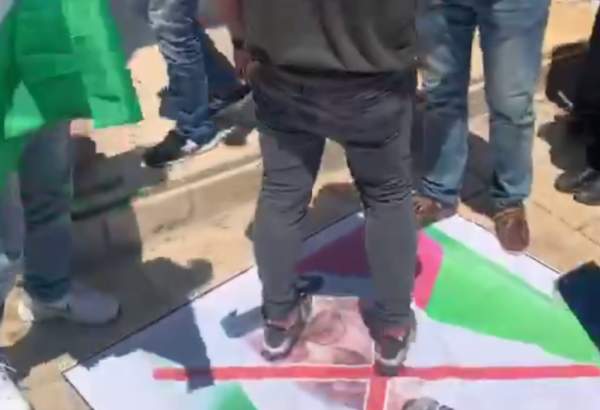 فلسطین میں نمازیوں نے متحدہ عرب امارات کا پرچم نذر آتش کردیا  