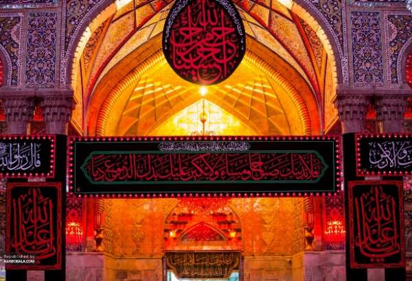 Des tissus noirs pour les cérémonies de deuil de Muharram aux entrées du mausolée du vénéré l’imam Hussein (As)  