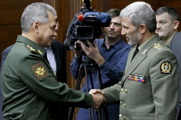 وزير الدفاع الإيراني يصل موسكو على راس وفد دفاعي وعسكري