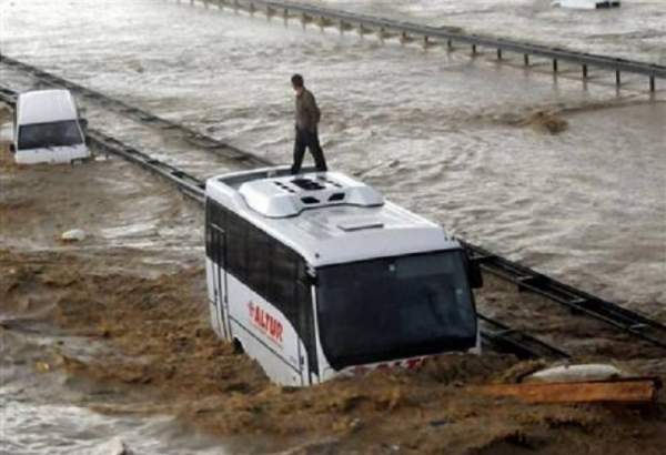 ترکی میں بحر اسود کی ساحلی پٹی پر سیلابی ریلے نے تباہی مچادی،
