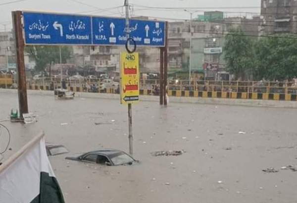کراچی میں مون سون کے چھٹے اور طوفانی اسپیل نے شہر قائد کو ڈبودیا