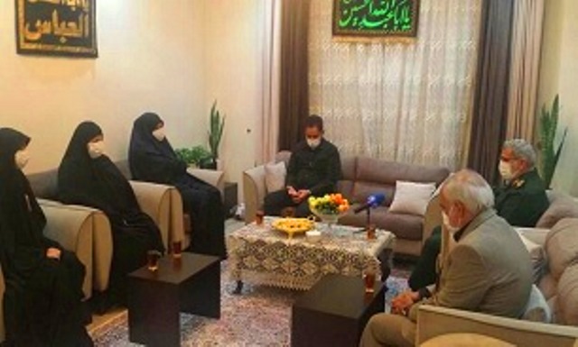 العميد قاآني يزور عائلة الشهيد حسين بورجعفري