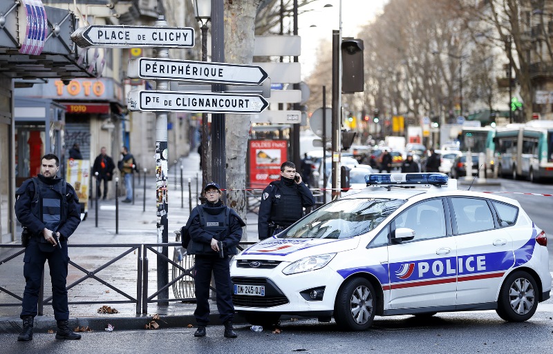 باريس : المصابان بحادثة الطعن صحفيان وشرطة مكافحة الإرهاب تحقق