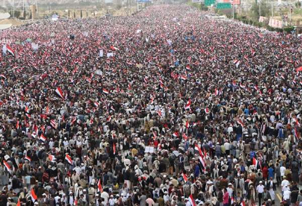 تظاهرات گسترده یمنی‌ها در صنعاء به مناسبت دو هزارمین روز مقاومت/ تاکید بر مخالفت قاطع با هرگونه عادی سازی روابط با رژیم صهیونیستی