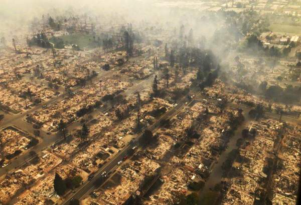 Une vidéo de drone montre les maisons de Santa Rosa détruites par les feux de forêt en Californie  