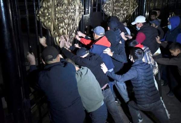 اشغال مقر دولت قرقیزستان به دست معترضان