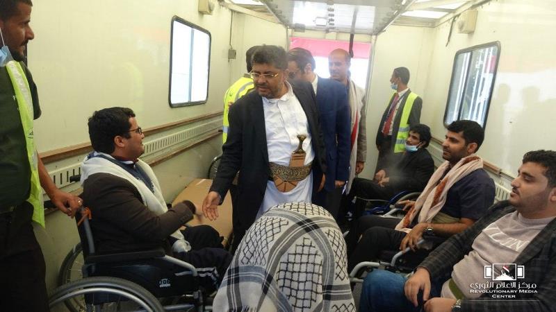 وصول طائرتين (من سلطنة عمان ) تقل 240 عالقين وجرحى إلى مطار صنعاء الدولي