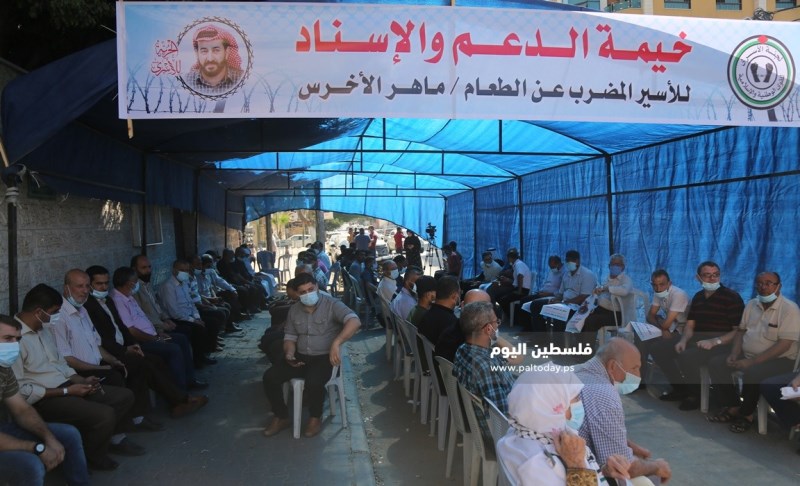 مشاركة القوى والمؤسسات المجتمعية في خيمة التضامن مع الأسير الأخرس أمام الصليب بغزة  