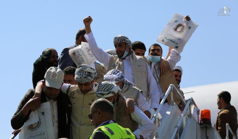 صنعاء تحتفل بعودة الأسرى المحررين من قوات الجيش اليمني واللجان الشعبية