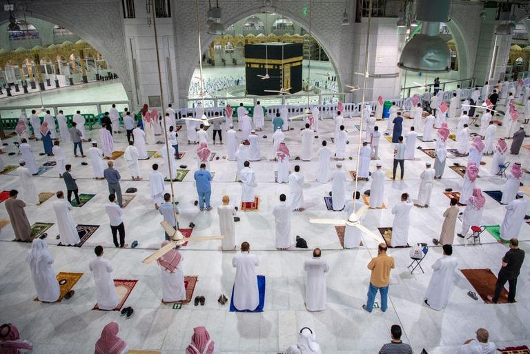 السعودية تسمح بالصلاة من فجر الاحد في المسجد الحرام.. لأول مرة منذ 7 أشهرجراء كورونا