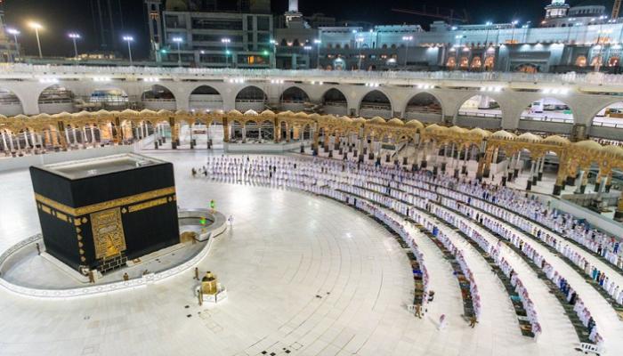 السعودية تسمح بالصلاة ابتدأ بفجر الاحد في المسجد الحرام  